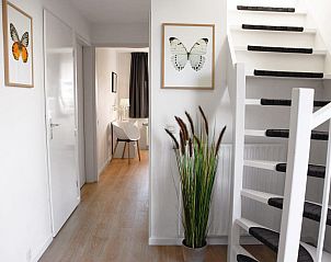 Sfeervolle hal met trap in Ostrea 16 vakantiehuis, Roompot Beach Resort, Kamperland, Zeeland.