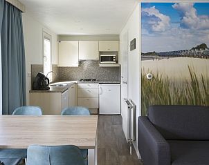 Keuken en eetgedeelte in chalet RP4B, Kamperland, met uitzicht op de groene omgeving.