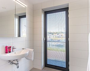 Badezimmer in Uithaven 10 | d'Ouwe Haven, Ferienhaus in Kamperland, Nord-Beveland mit Blick auf den Yachthafen.
