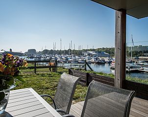 Terrasse mit Blumen in Uithaven 10 | d'Ouwe Haven, Ferienhaus in Kamperland, mit Blick auf den Yachthafen.