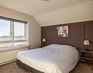 Ruime slaapkamer in Vakantiehuisje in Kamperland, Noord-Beveland, Zeeland, met uitzicht op de omgeving.