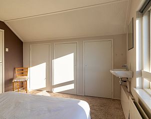 Helder verlichte slaapkamer in Vakantiehuisje in Kamperland, Noord-Beveland, met uitzicht op het landschap.