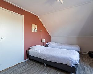 Comfortabele slaapkamer in Vakantiehuisje in Kamperland, Noord-Beveland, met twee aparte bedden.