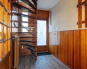 Houten trap in Vakantiehuisje in Kamperland, Noord-Beveland, naar de bovenverdieping.