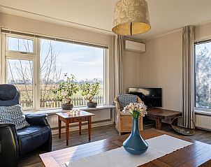 Ruime woonkamer in Vakantiehuisje in Kamperland, Noord-Beveland, met veel natuurlijk licht.