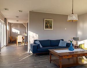 Gezellige woonkamer in Vakantiehuisje in Kamperland, Noord-Beveland, met open verbinding naar eetkamer.