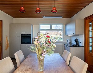 Keuken en eetkamer in Vakantiehuisje in Kamperland, Noord-Beveland, met moderne voorzieningen.