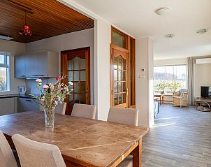 Eetruimte in Vakantiehuisje in Kamperland, Noord-Beveland, Zeeland, met uitzicht op de tuin.