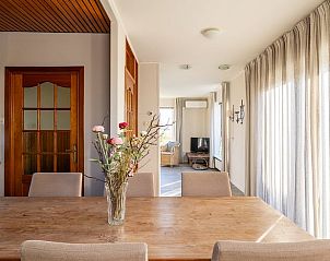 Gezellige eetkamer in Vakantiehuisje in Kamperland, Noord-Beveland, met natuurlijk licht en uitzicht.