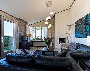 Helles Wohnzimmer mit Blick auf den Garten im Sophiaboulevard 15, Roompot Beach Resort in Kamperland, Noord-Beveland.