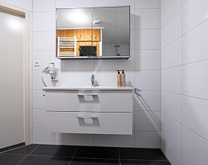 Modernes Badezimmer im Ferienhaus Sophiaboulevard 15, Roompot Beach Resort, Kamperland, mit luxurisen Annehmlichkeiten.