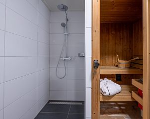 Wellnesseinrichtungen mit Sauna und Dusche im Sophiaboulevard 15, Roompot Beach Resort, Kamperland, Zeeland.