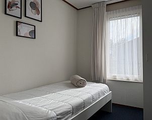 Einfaches und helles Schlafzimmer im Sophia Boulevard 15, Roompot Beach Resort, Kamperland, Noord-Beveland.