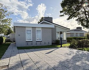 Vorderansicht des Ferienhauses Sophiaboulevard 15, Roompot Beach Resort in Kamperland, Zeeland. Gerumige Einfahrt.