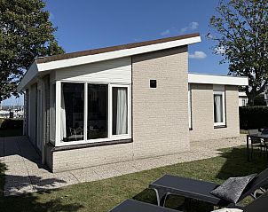 Hinterhof mit Terrasse in Sophia Boulevard 15, Roompot Beach Resort, Kamperland, perfekt fr Entspannung im Freien.