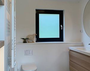 Compact bathroom in cottage Kamperland with modern amenities in North Beveland, Zeeland.