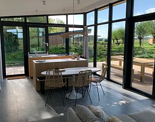 Lichte woonruimte in vakantiehuis Kamperland met uitzicht op terras en natuur, Noord-Beveland, Zeeland.