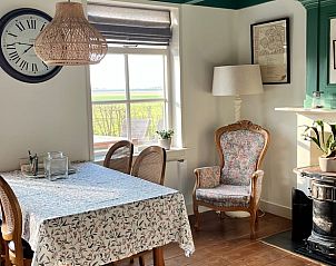 Gezellige eetkamer in Vakantiehuisje in Kamperland met uitzicht op het Zeeuwse landschap.