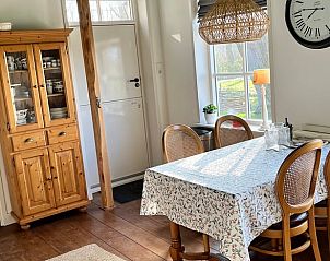 Rustieke eetruimte in Vakantiehuisje in Kamperland met houten meubels en landelijke sfeer.