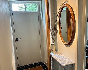 Inkomhal van Vakantiehuisje in Kamperland met stijlvolle decoratie en spiegel.