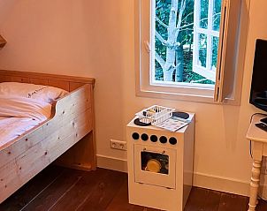 Speelhoek in Vakantiehuisje in Kamperland met kinderbed en uitzicht op de tuin.