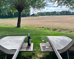 Ontspannend terras in Vakantiehuisje in Kamperland met uitzicht op Zeeuwse velden.