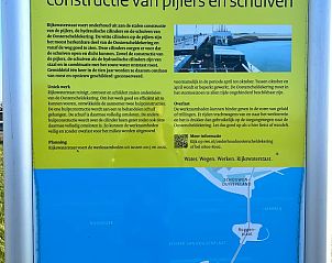 Informatiebord over de Oosterscheldekering, een bezienswaardigheid in de buurt van Kamperland.