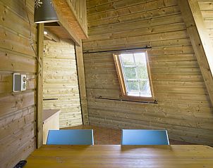 Gemtliche Essecke im Wigwam-Zelthaus in Kamperland mit Holzwnden und viel natrlichem Licht, gelegen in Noord-Beveland, Zeeland.