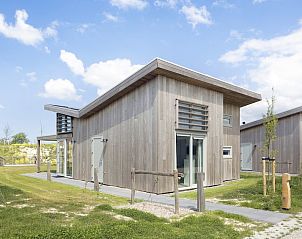 Bungalow 6B in Kamperland, Noord-Beveland, Zeeland, een modern vakantiehuis met houten gevel en ruime tuin in een natuurlijke omgeving.