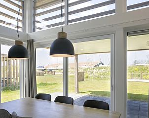 Binnenruimte van Bungalow 6B in Kamperland, Zeeland, met uitzicht op veranda en groene omgeving.