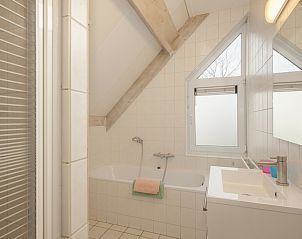 Modernes Badezimmer in Villa R5B, einem Ferienhaus in Kamperland, Noord-Beveland, Zeeland, mit Badewanne und Oberlicht fr natrliches Licht.