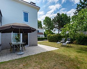 Sonnige Terrasse von VZ1170 Ferienbungalow in Kamperland mit bequemen Liegesthlen, ideal fr einen Urlaub in Noord-Beveland, Zeeland.