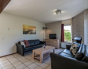 Gemtliches Wohnzimmer in VZ1170 Ferienbungalow in Kamperland mit bequemen Sofas, ideal fr Entspannung in Noord-Beveland, Zeeland.