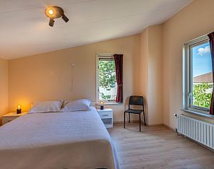 Gerumiges Schlafzimmer in VZ1170 Ferienbungalow in Kamperland mit viel natrlichem Licht, ideal fr Entspannung in Noord-Beveland, Zeeland.