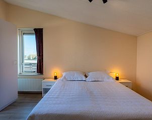 Schlafzimmer mit Doppelbett in VZ1170 Ferienbungalow in Kamperland, bietet Komfort und Ruhe in Nord-Beveland, Zeeland.