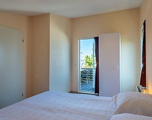 Schlafzimmer mit Zugang zum Balkon in VZ1170 Ferienbungalow in Kamperland, genieen Sie die Aussicht in Nord-Beveland, Zeeland.
