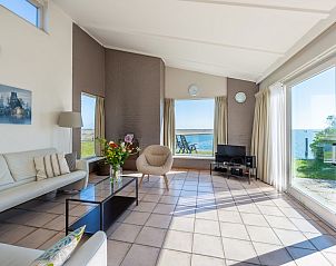 Lichte woonkamer in Ostrea 25 | Roompot Beach Resort, vakantiehuis in Kamperland, met uitzicht op het water.