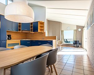 Keuken en eetgedeelte van Ostrea 25 | Roompot Beach Resort, vakantiehuis in Kamperland, met stijlvolle blauwe kasten.