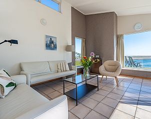 Comfortabele zithoek in Ostrea 25 | Roompot Beach Resort, vakantiehuis in Kamperland, met uitzicht op het meer.