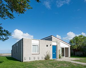 Buitenkant van Ostrea 25 | Roompot Beach Resort, vakantiehuis in Kamperland, met heldere blauwe lucht.