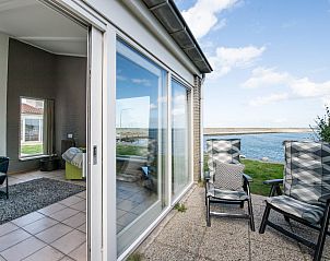 Zonnig terras van Ostrea 25 | Roompot Beach Resort, vakantiehuis in Kamperland, met comfortabele stoelen.