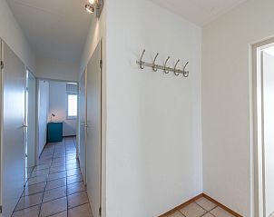 Hal in Ostrea 25 | Roompot Beach Resort, vakantiehuis in Kamperland, met lichte muren en tegelvloer.