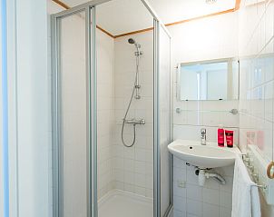 Douche in Ostrea 25 | Roompot Beach Resort, vakantiehuis in Kamperland, met glazen deur en moderne inrichting.