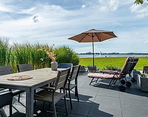Geniet van het terras van VZ2312 Vakantiehuis in Kamperland met uitzicht op het meer in Noord-Beveland, Zeeland.