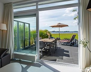 Binnenruimte van VZ2312 Vakantiehuis in Kamperland met uitzicht op het terras en het meer in Noord-Beveland, Zeeland.