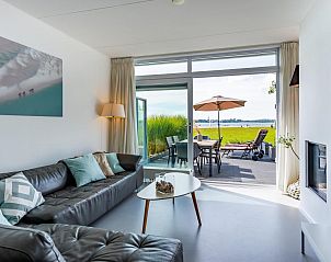 Comfortabele woonkamer in VZ2312 Vakantiehuis in Kamperland met zicht op het terras, Noord-Beveland, Zeeland.