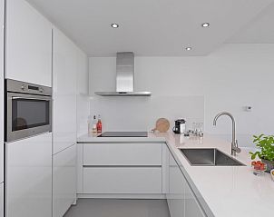 Moderne keuken van VZ2312 Vakantiehuis in Kamperland, ideaal voor koken in Noord-Beveland, Zeeland.