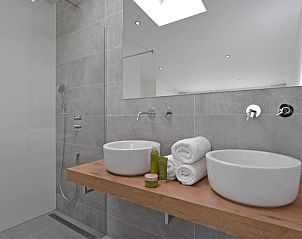 Stijlvolle badkamer in VZ2312 Vakantiehuis in Kamperland met dubbele wastafel, Noord-Beveland, Zeeland.