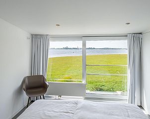 Slaapkamer in VZ2312 Vakantiehuis in Kamperland met panoramisch uitzicht op het meer, Noord-Beveland, Zeeland.