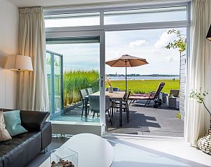 Zonnig terras van VZ2312 Vakantiehuis in Kamperland met uitzicht op het meer, Noord-Beveland, Zeeland.